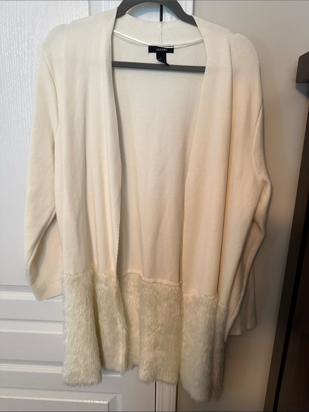 Alfani Women’s open front cardigan in cream with faux fur detail